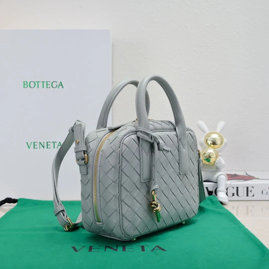 Batch 1560 BV2024 Spring Get Away small square box, retro and fashionable small size, multiple carrying methods, retro and fashionable, lightweight bag, practical space, same style for men and women! ! ! A fashionable must-have item, brass knotted rope pendant, chic and elegant, low-key luxury and tasteful, versatile item. Style number: 6763 Size: 23.5*17.9*9cm